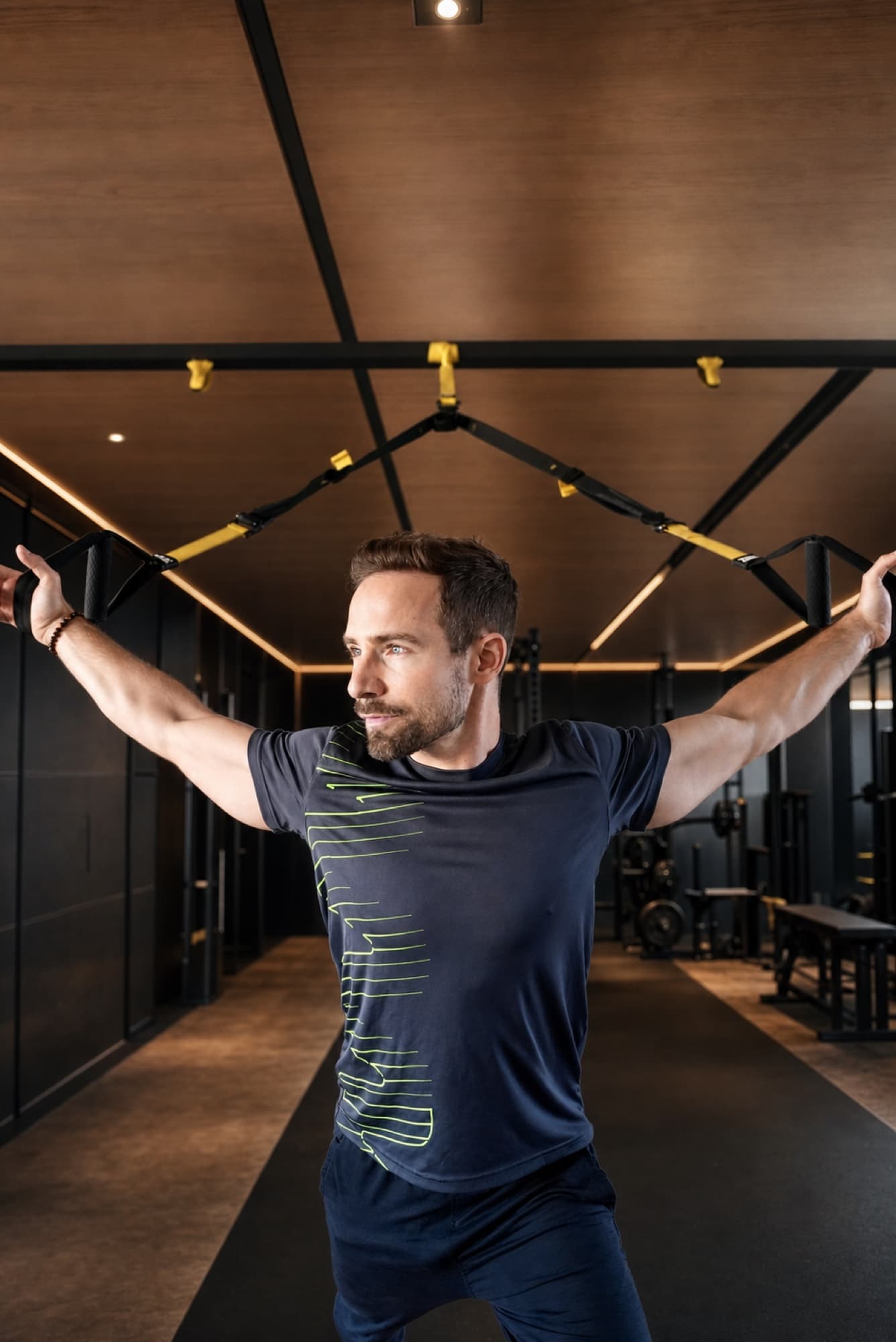 Anthony Darmon en séance TRX dans un studio de coaching premium